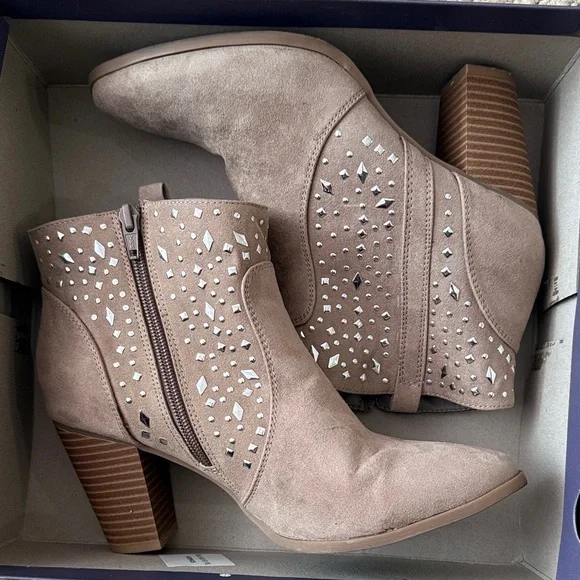 Jennifer Lopez Studded Taupe Suede Ankle Boots - Women’s 8.5 - Picture 2 of 15